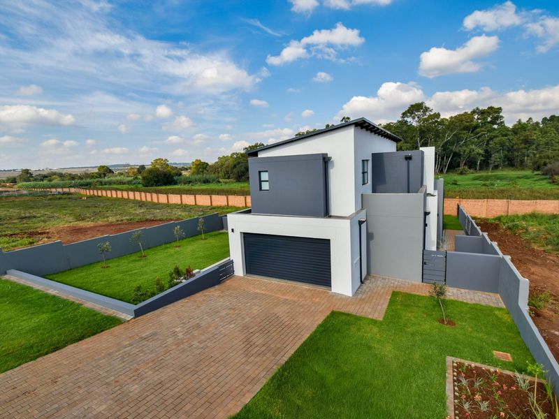 Spacious Double-Storey Home with Seamless Indoor-Outdoor Living - Photo 5