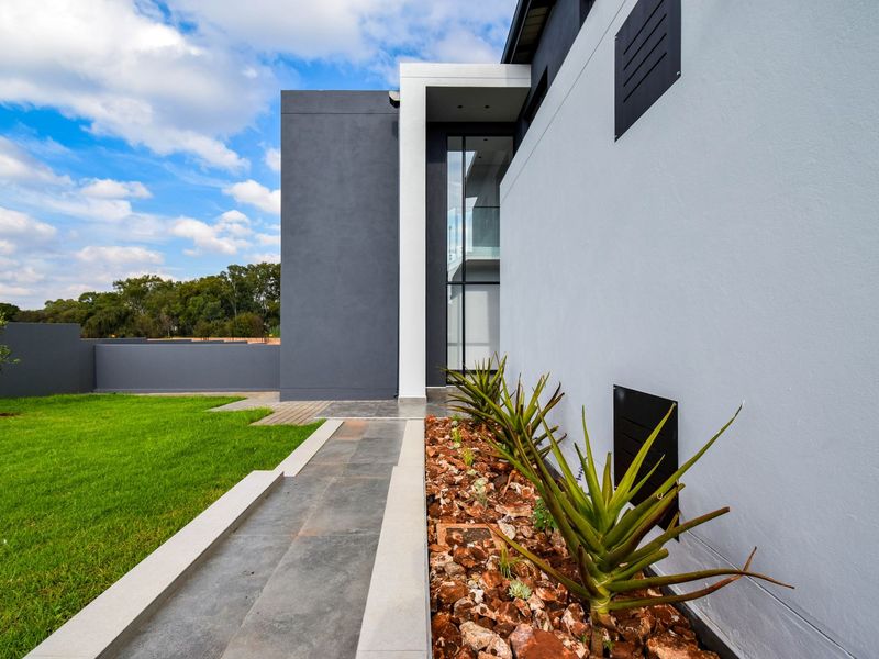 Spacious Double-Storey Home with Seamless Indoor-Outdoor Living - Photo 9