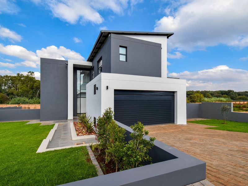 Spacious Double-Storey Home with Seamless Indoor-Outdoor Living - Photo 8
