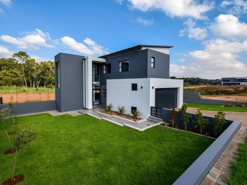 Spacious Double-Storey Home with Seamless Indoor-Outdoor Living - Photo 7