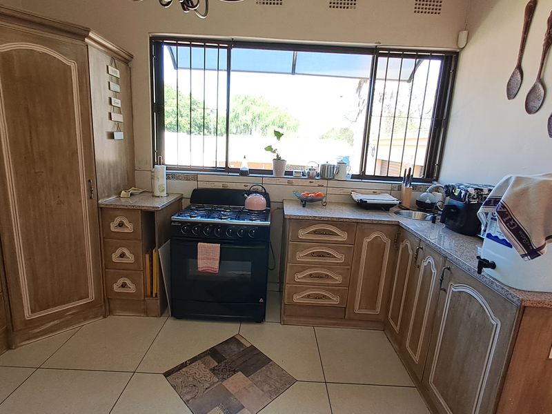 Spacious Family Home with Entertainment Areas, Garages & Plenty of Potential - Photo 4