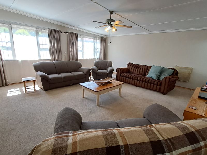 Spacious Family Home with Entertainment Areas, Garages & Plenty of Potential - Photo 2