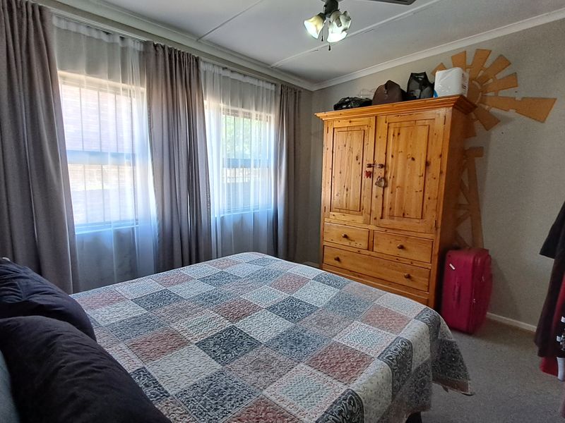 Spacious Family Home with Entertainment Areas, Garages & Plenty of Potential - Photo 9