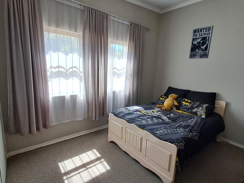 Spacious Family Home with Entertainment Areas, Garages & Plenty of Potential - Photo 8