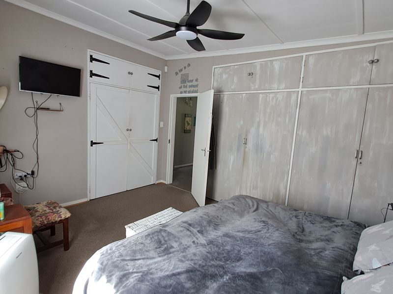 Spacious Family Home with Entertainment Areas, Garages & Plenty of Potential - Photo 7