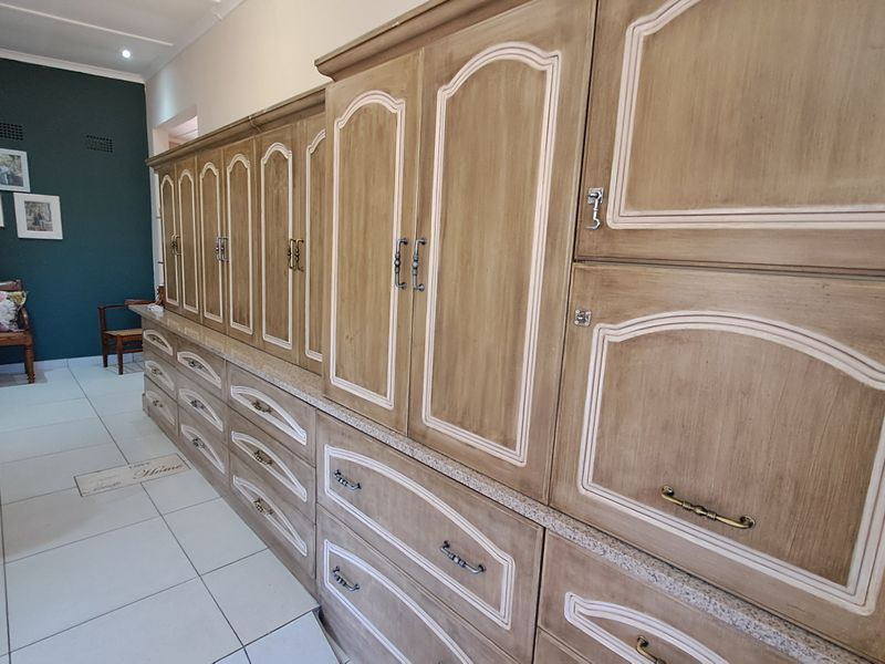 Spacious Family Home with Entertainment Areas, Garages & Plenty of Potential - Photo 6