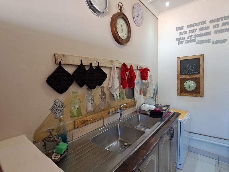 Spacious Family Home with Entertainment Areas, Garages & Plenty of Potential - Photo 5