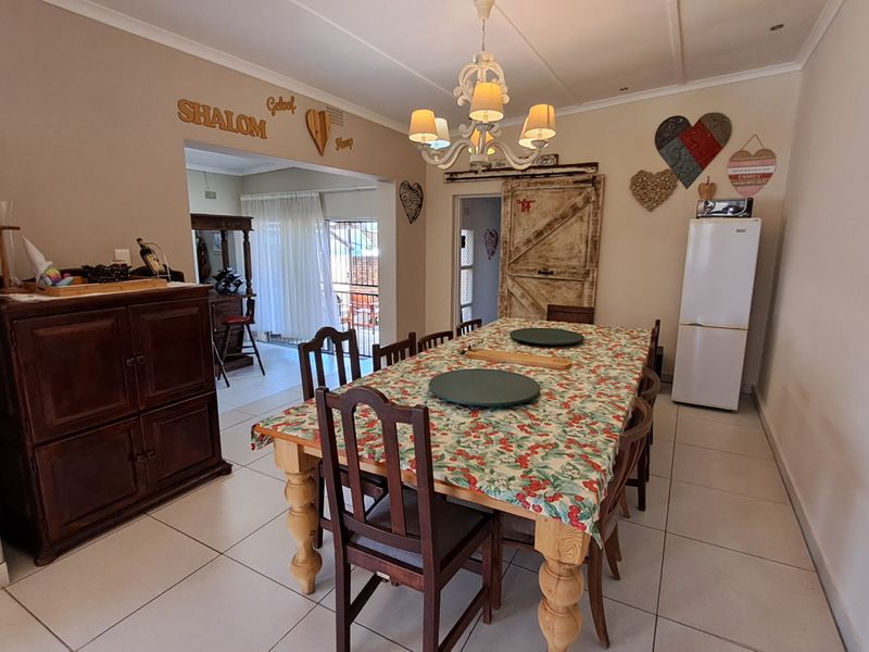 Spacious Family Home with Entertainment Areas, Garages & Plenty of Potential - Photo 3