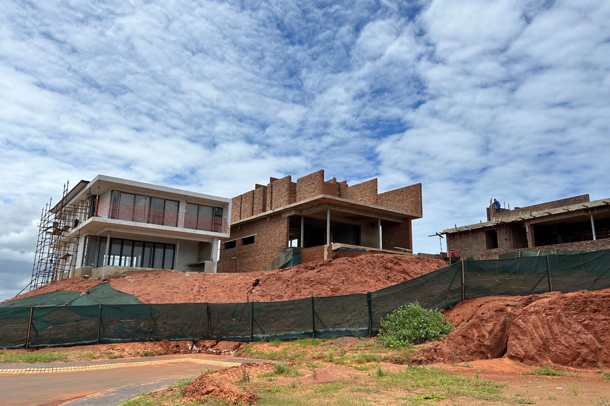 Luxurious Free Standing Home On Exclusive Golf Estate - Photo 3