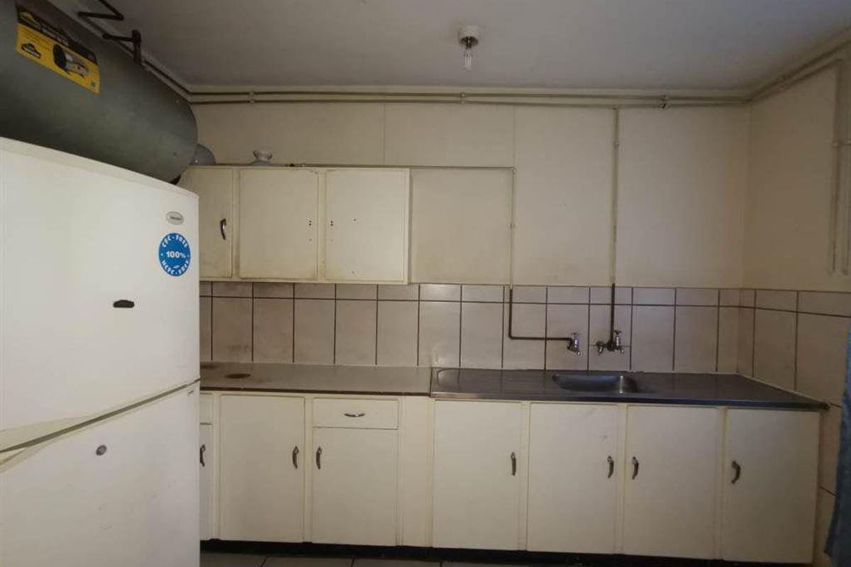 IMMACULATE  TWO BEDROOM INVESTMENT NOW AVAILABLE! - Photo 4