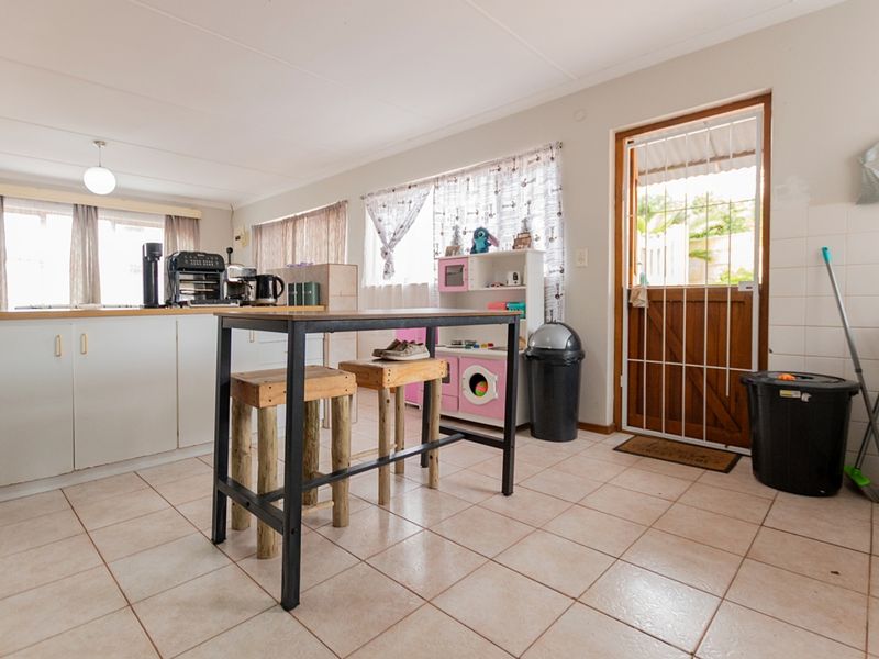 EXCLUSIVE MANDATE | Spacious 3-Bedroom Home on an Expansive 885 m2 Stand | Prime Location - Photo 4
