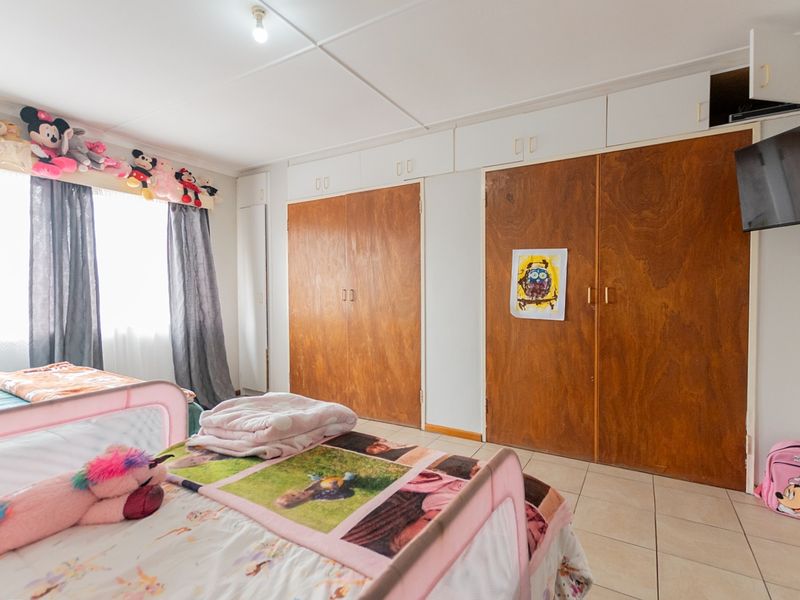 EXCLUSIVE MANDATE | Spacious 3-Bedroom Home on an Expansive 885 m2 Stand | Prime Location - Photo 10