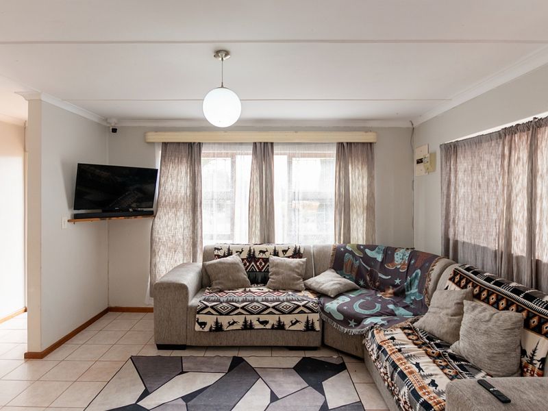 EXCLUSIVE MANDATE | Spacious 3-Bedroom Home on an Expansive 885 m2 Stand | Prime Location - Photo 3