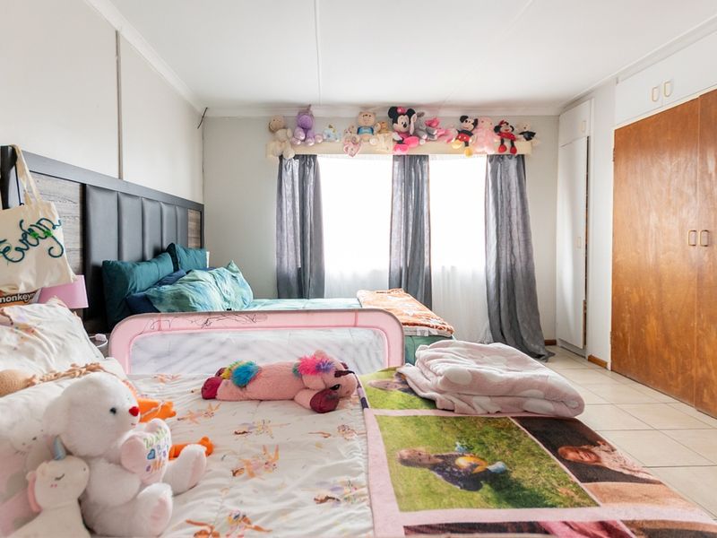 EXCLUSIVE MANDATE | Spacious 3-Bedroom Home on an Expansive 885 m2 Stand | Prime Location - Photo 9