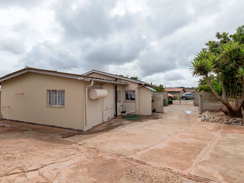 EXCLUSIVE MANDATE | Spacious 3-Bedroom Home on an Expansive 885 m2 Stand | Prime Location - Photo 6
