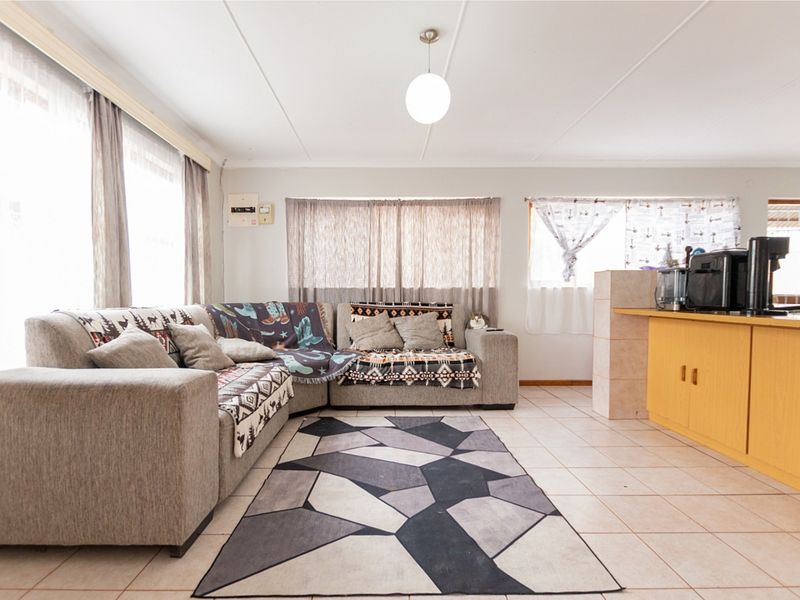 EXCLUSIVE MANDATE | Spacious 3-Bedroom Home on an Expansive 885 m2 Stand | Prime Location - Photo 2