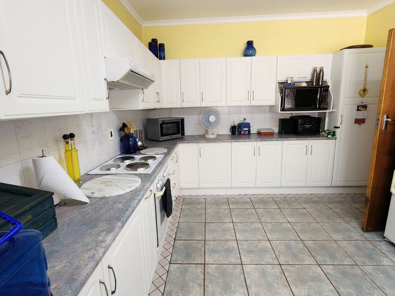 Spacious Family Retreat Designed for Comfortable Living and Entertaining - Photo 10