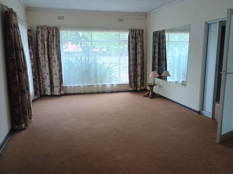 Beautiful 5 Bedroom house with flat for sale in Flora Gardens - Photo 4