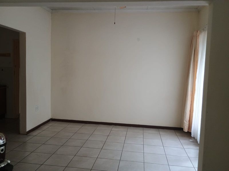 Beautiful 5 Bedroom house with flat for sale in Flora Gardens - Photo 5