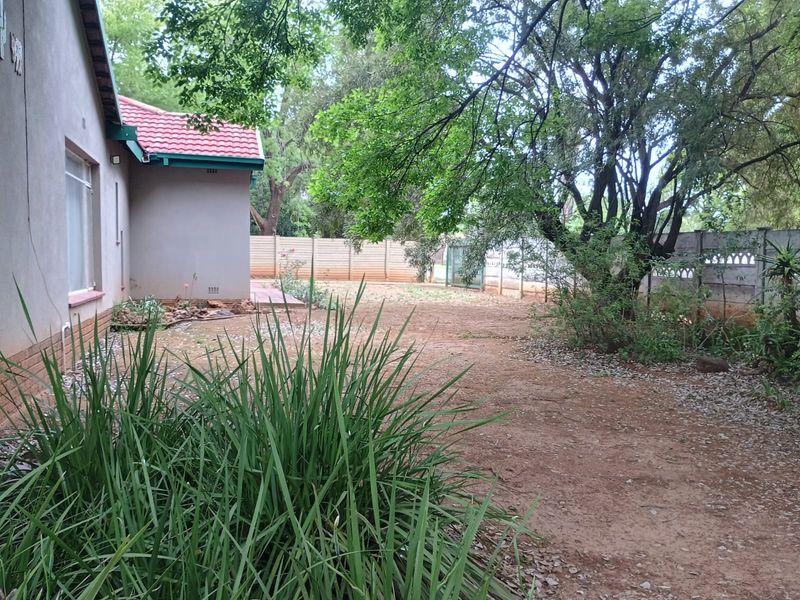 Beautiful 5 Bedroom house with flat for sale in Flora Gardens - Photo 2