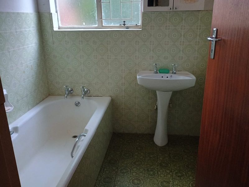 Beautiful 5 Bedroom house with flat for sale in Flora Gardens - Photo 10