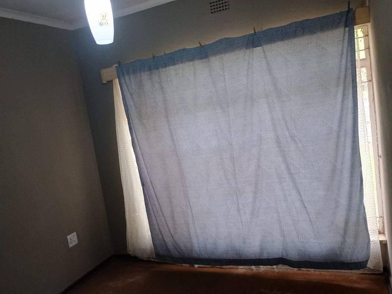 Beautiful 5 Bedroom house with flat for sale in Flora Gardens - Photo 8