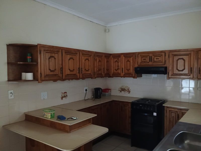 Beautiful 5 Bedroom house with flat for sale in Flora Gardens - Photo 6