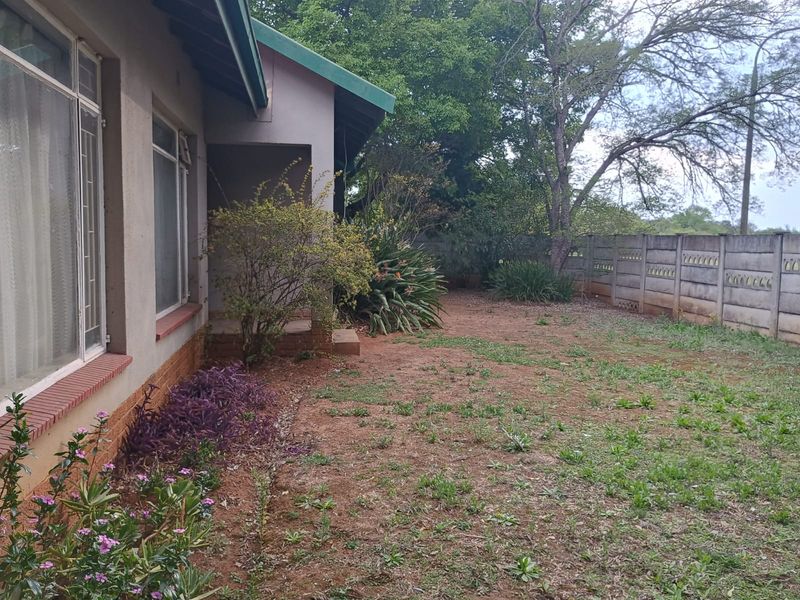 Beautiful 5 Bedroom house with flat for sale in Flora Gardens - Photo 3