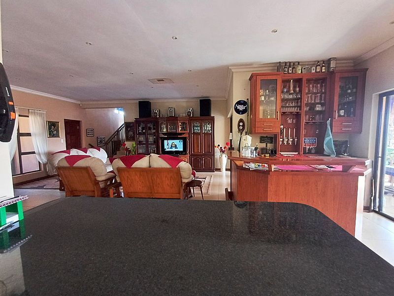 Four-Bedroom Home with Breathtaking Mountain Views – Leopards Rock Estate - Photo 3