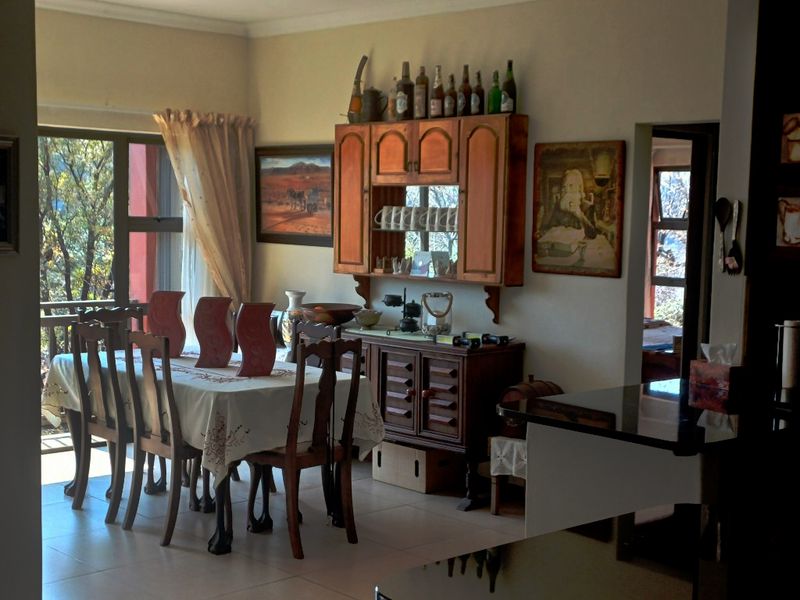 Four-Bedroom Home with Breathtaking Mountain Views – Leopards Rock Estate - Photo 5