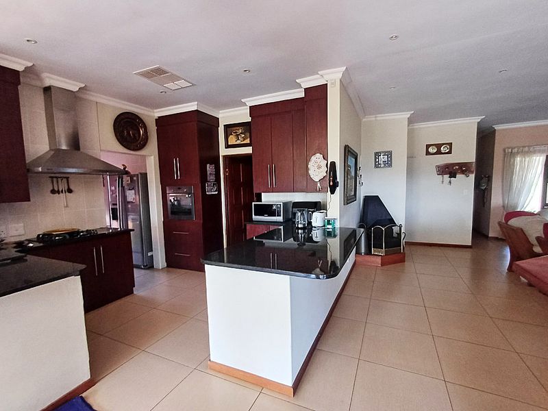 Four-Bedroom Home with Breathtaking Mountain Views – Leopards Rock Estate - Photo 2