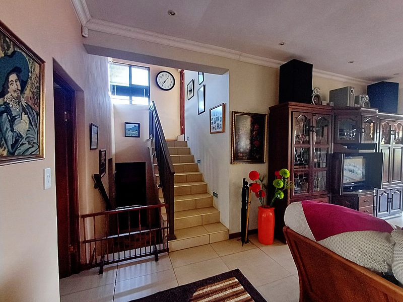 Four-Bedroom Home with Breathtaking Mountain Views – Leopards Rock Estate - Photo 9