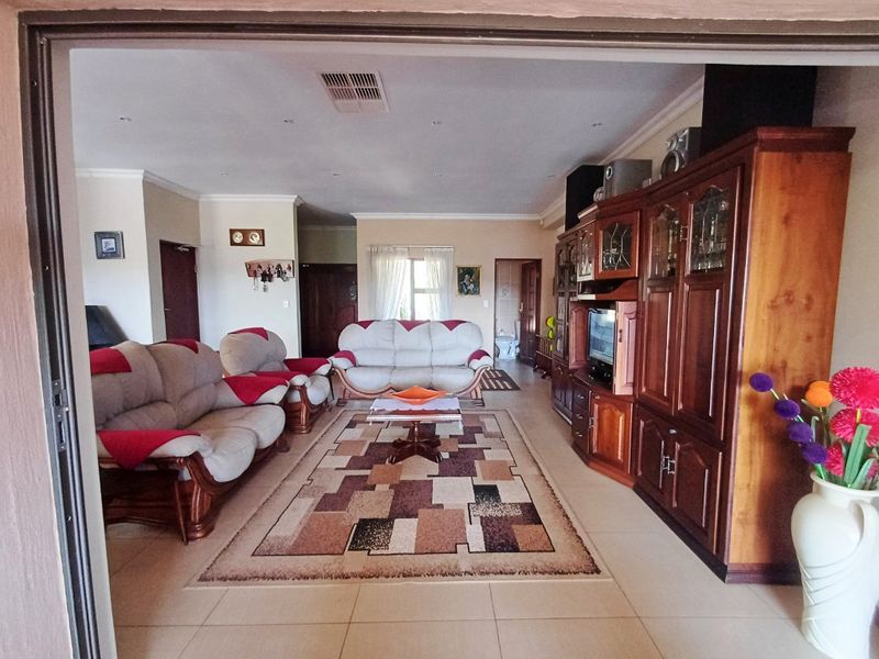 Four-Bedroom Home with Breathtaking Mountain Views – Leopards Rock Estate - Photo 7