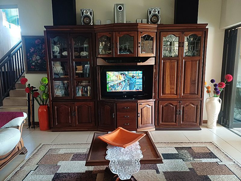 Four-Bedroom Home with Breathtaking Mountain Views – Leopards Rock Estate - Photo 8