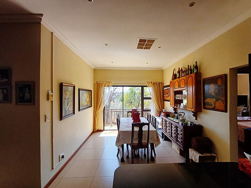 Four-Bedroom Home with Breathtaking Mountain Views – Leopards Rock Estate - Photo 6