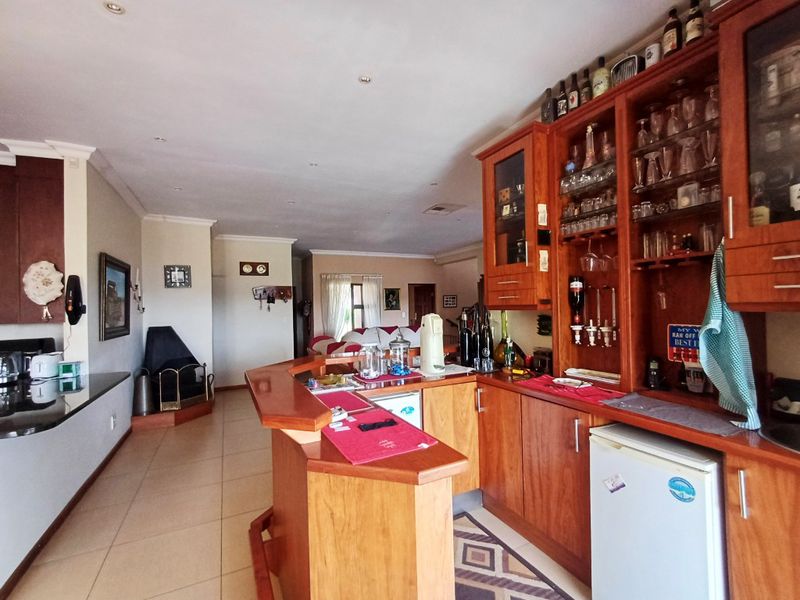 Four-Bedroom Home with Breathtaking Mountain Views – Leopards Rock Estate - Photo 4
