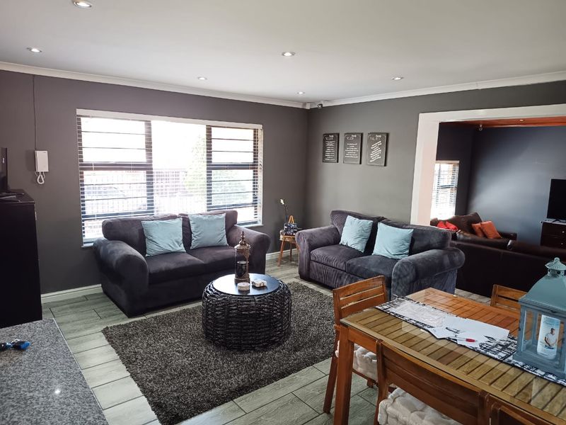 🏡 STUNNING 3-BEDROOM FAMILY HOME FOR SALE IN ELANDSPARK - Photo 2