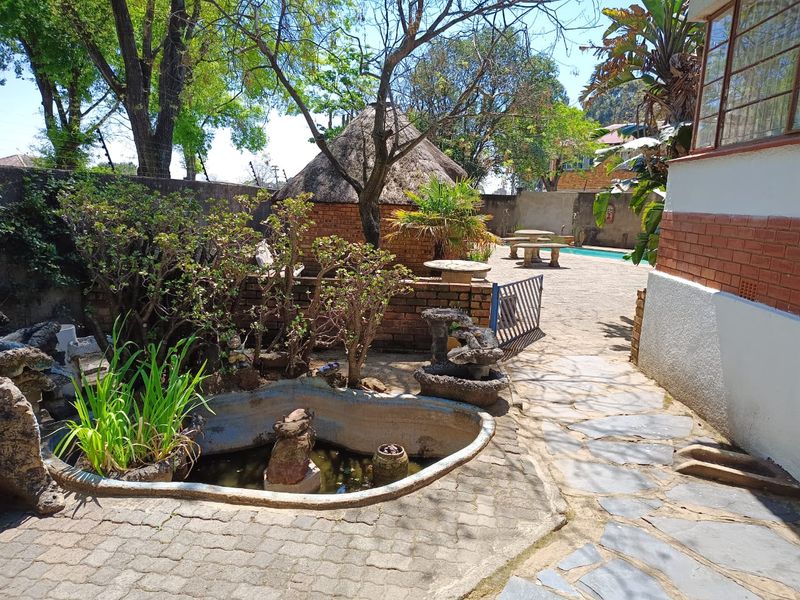 🏡 5-BEDROOM FAMILY HOME WITH WORKSHOP & SPARKLING POOL – TURF CLUB - Photo 2