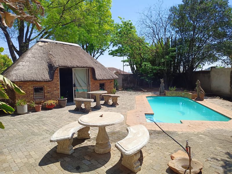 🏡 5-BEDROOM FAMILY HOME WITH WORKSHOP & SPARKLING POOL – TURF CLUB - Photo 4