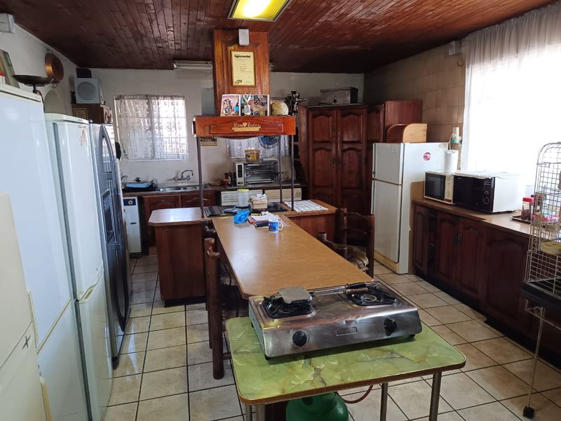 🏡 5-BEDROOM FAMILY HOME WITH WORKSHOP & SPARKLING POOL – TURF CLUB - Photo 8