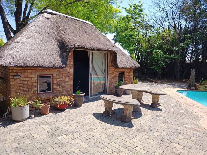 🏡 5-BEDROOM FAMILY HOME WITH WORKSHOP & SPARKLING POOL – TURF CLUB - Photo 6