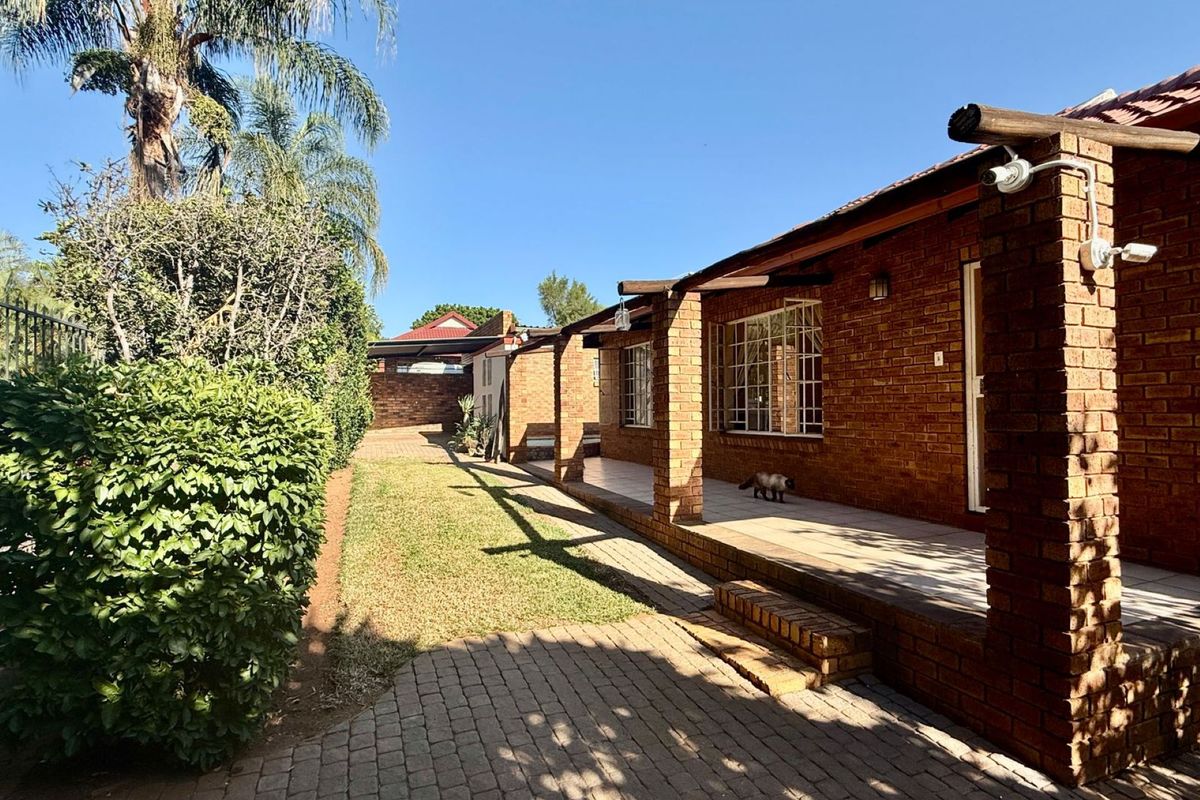 Charming 2-Bedroom Home with Entertainment Extras in Peaceful Theresa Park - Photo 3