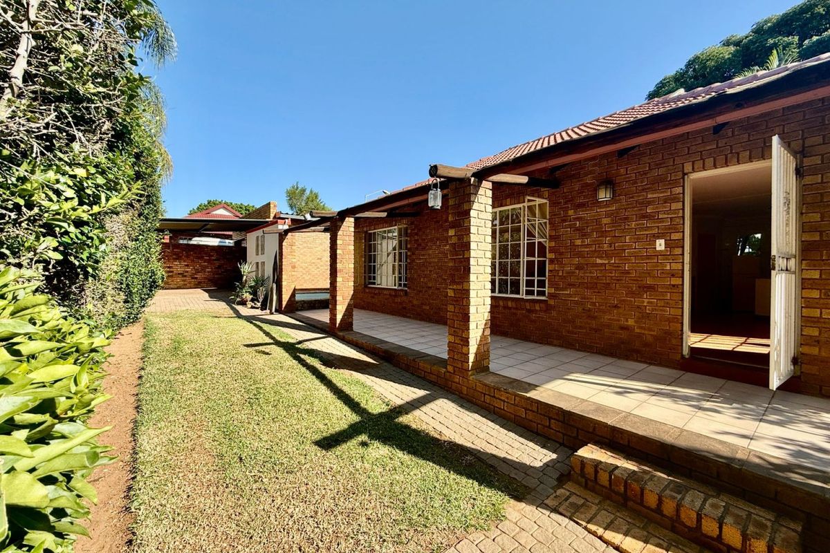 Charming 2-Bedroom Home with Entertainment Extras in Peaceful Theresa Park - Photo 5