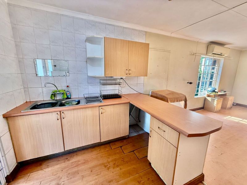 Charming 2-Bedroom Home with Entertainment Extras in Peaceful Theresa Park - Photo 8