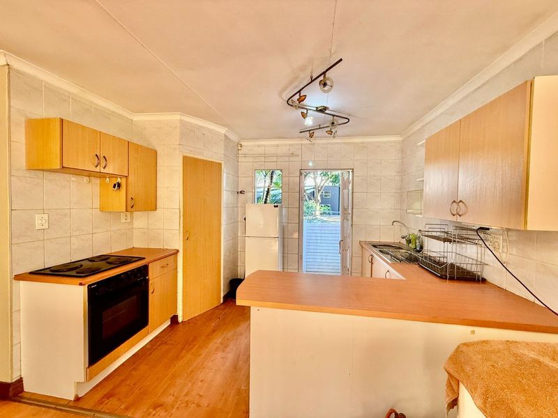 Charming 2-Bedroom Home with Entertainment Extras in Peaceful Theresa Park - Photo 6