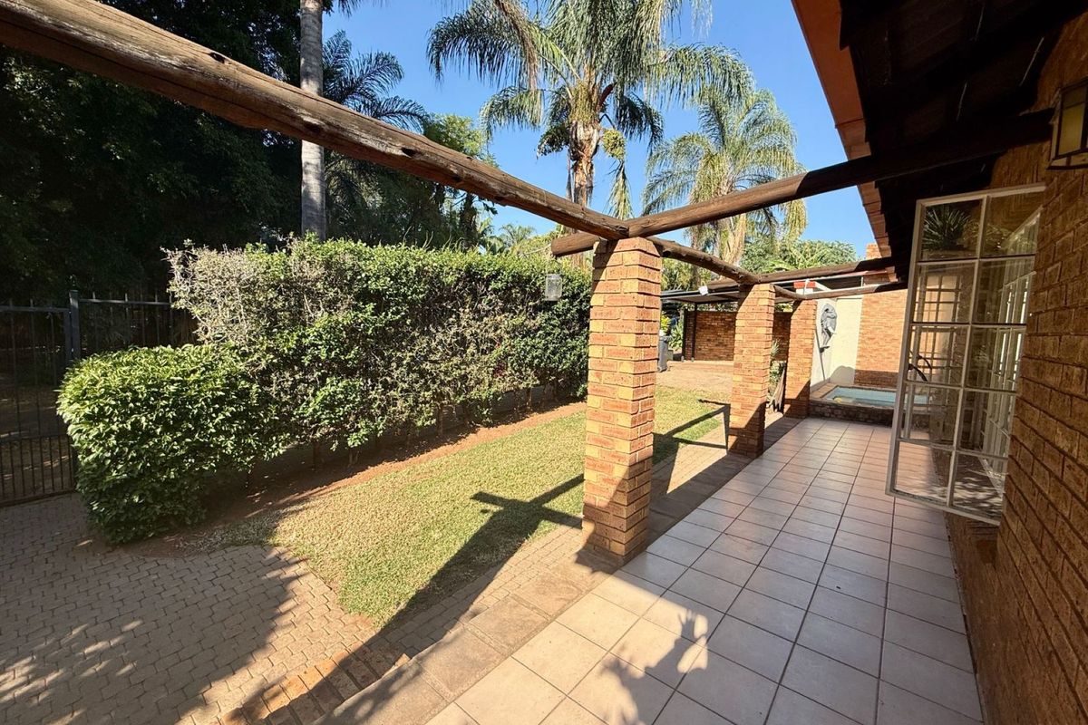 Charming 2-Bedroom Home with Entertainment Extras in Peaceful Theresa Park - Photo 4