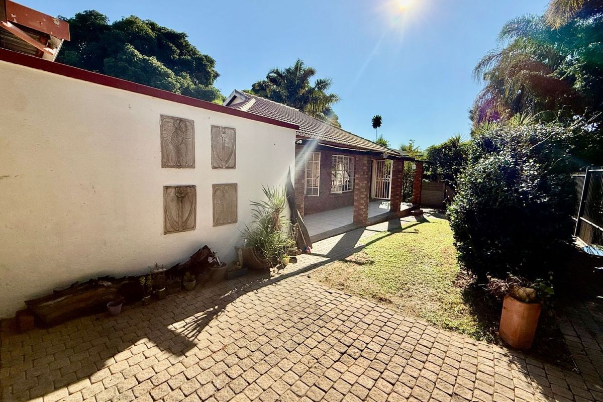 Charming 2-Bedroom Home with Entertainment Extras in Peaceful Theresa Park - Photo 2