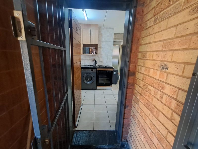 2BEDROOM GROUND-FLOOR APARTMENT - Photo 2