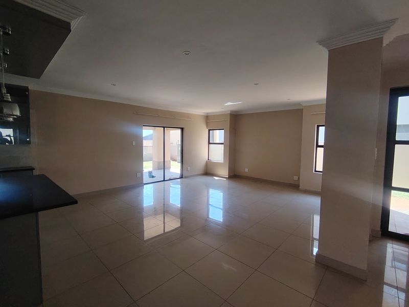 Spacious home n the beautiful Roodepark Eco Estate - Photo 4