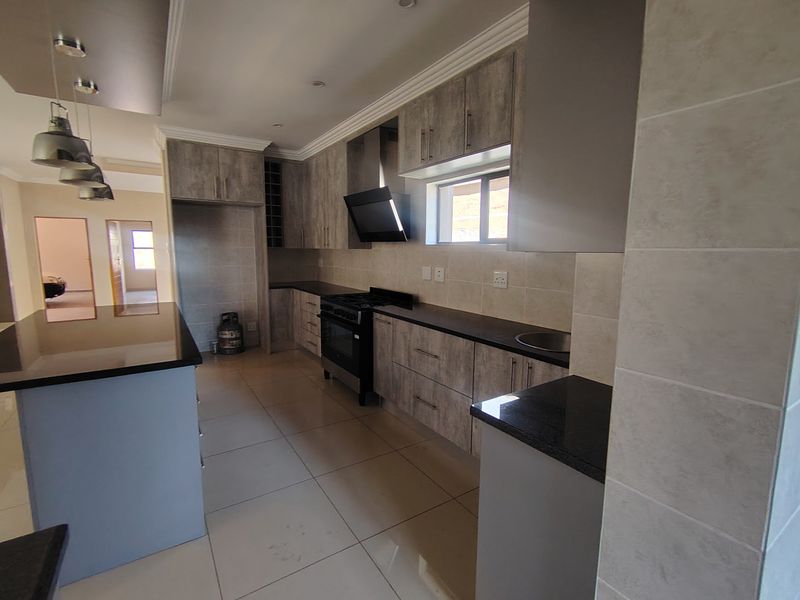 Spacious home n the beautiful Roodepark Eco Estate - Photo 6